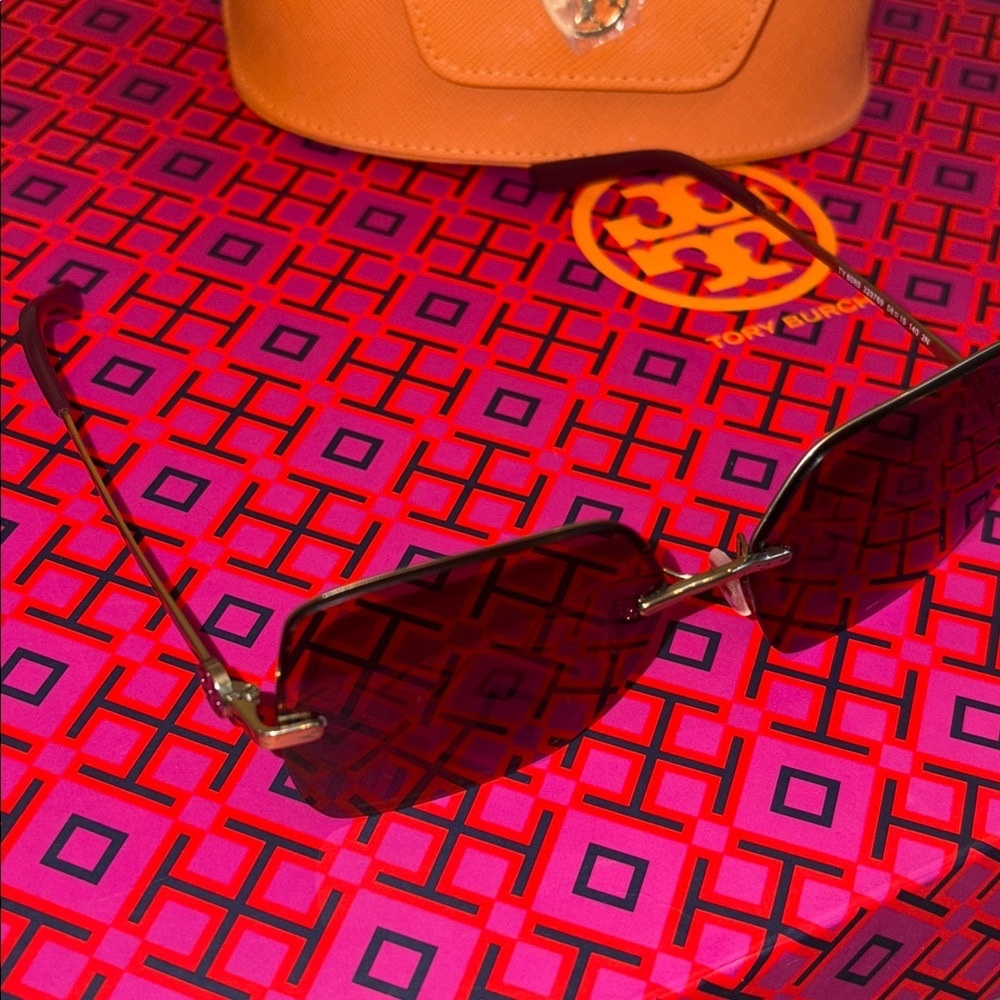 Beautiful Tory Burch Oversized Sunnies w/
metal and stunning purple accents 🩷 - Picture 4 of 16